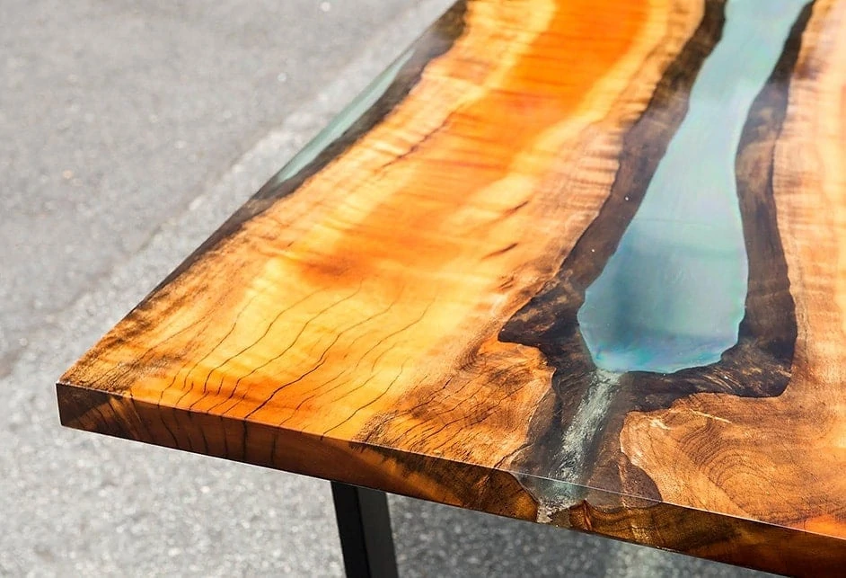 стол из дерева и смолы