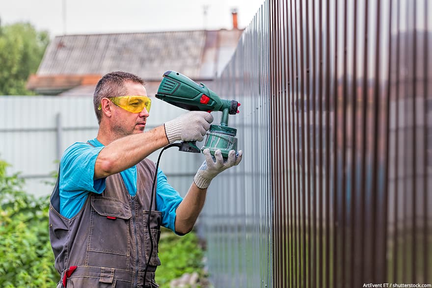 how to stain a fence with a pump sprayer
