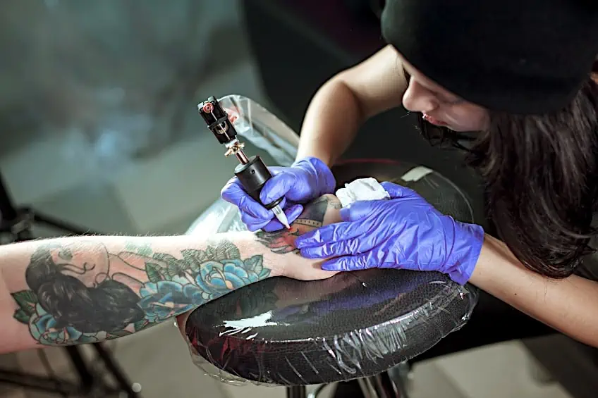 Использование синих чернил в тату-искусстве