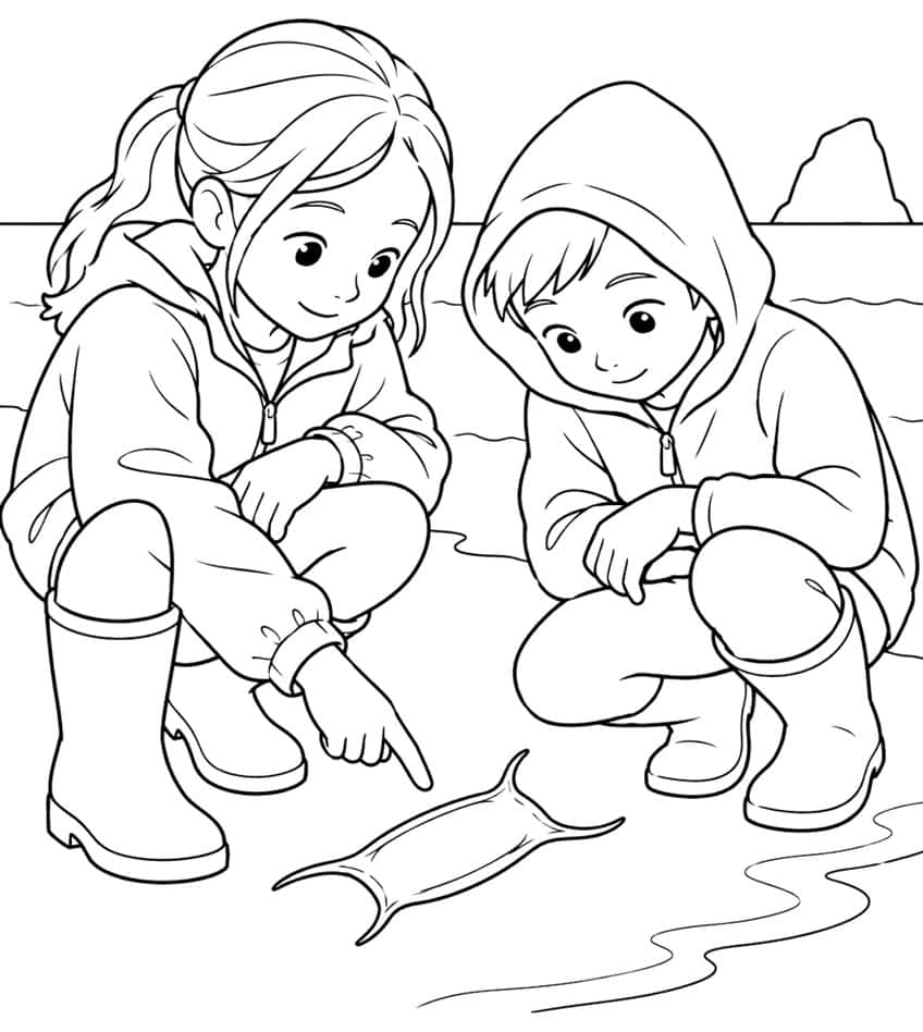 Zwei hockende Kinder in Jacken und Gummistiefeln zeigen am Strand auf eine Eikapsel, dahinter Meer und Fels
